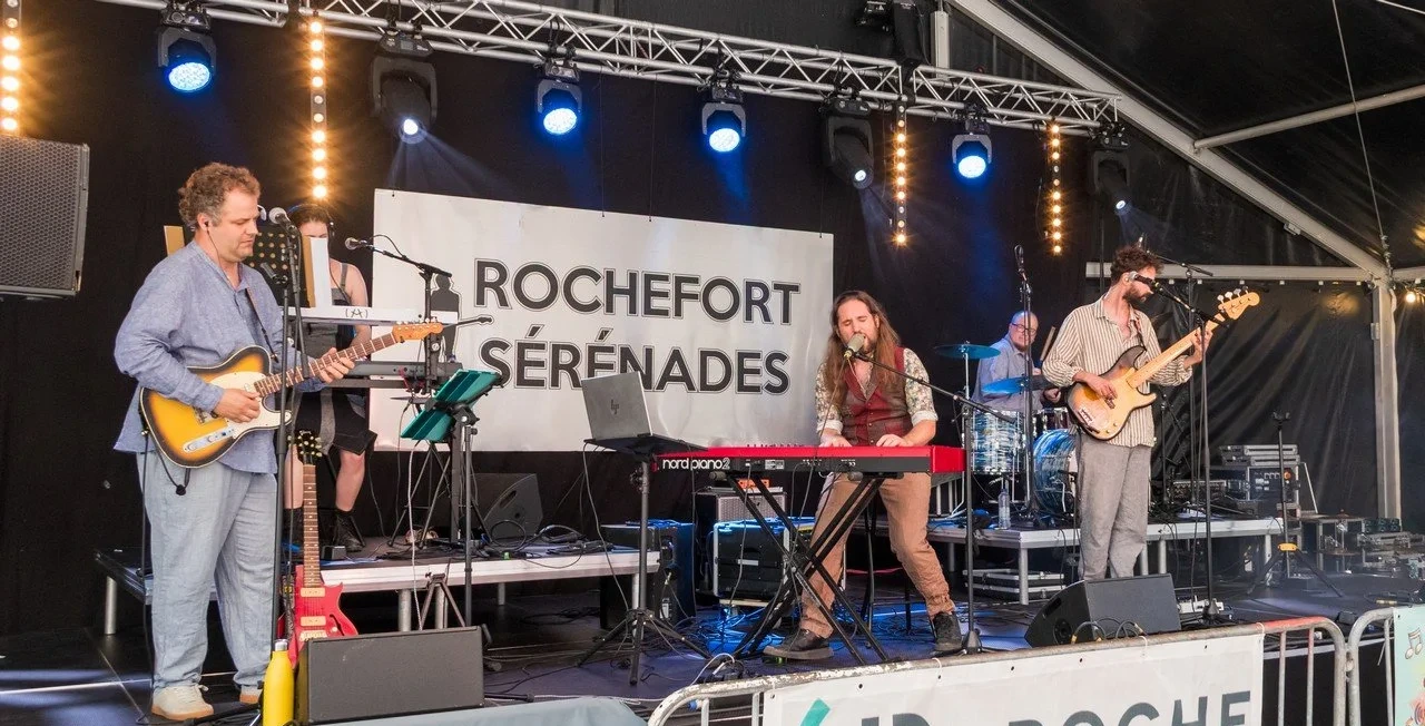 Zynston performing with band live at Rochefort Sérénades in 2026