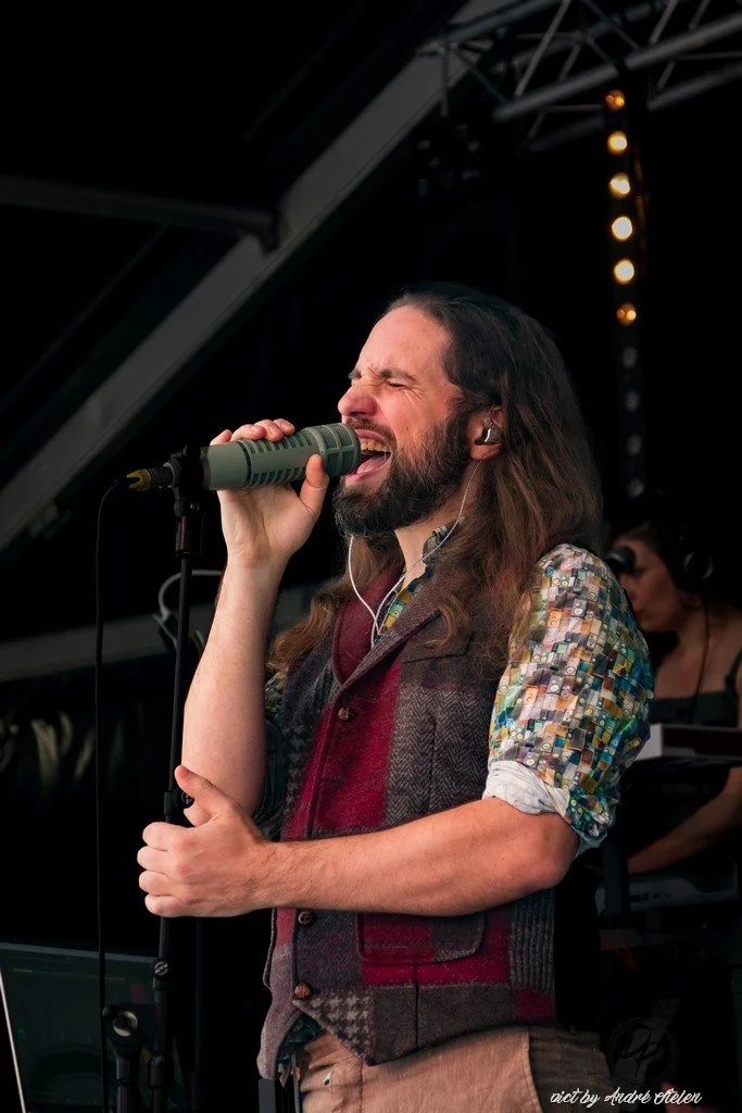 Zynston singing